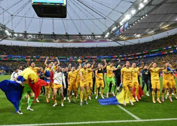 PEMAIN dan kakitangan Romania meraikan kemenangan mereka di atas padang selepas perlawanan bola sepak UEFA Euro 2024 Kumpulan E antara Slovakia dan Romania di Arena Frankfurt. - AFP