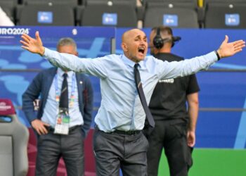 LUCIANO Spalletti memberi arahan kepada pemain Itali ketika menentang Switzerland pada pusingan 16 Euro 2024.-AFP