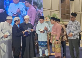 ANWAR Ibrahim ketika meluncurkan Terjemahan Kitab Ihya' Ulumuddin dan Kitab Hadis 40 
pada program seminar berkenaan di Masjid Sultan Salahuddin Abdul Aziz Shah, Shah Alam, Selangor hari ini. - UTUSAN / ISKANDAR SHAH MOHAMED