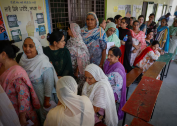 KELOMPOK wanita mengundi di daerah Firozpur, Punjab, India. -REUTERS