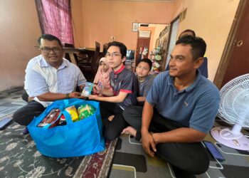 ZAINUDDIN Ghazali (kiri) menyampaikan sumbangan kepada Raja Amirul Mukmin di rumahnya di Kampung Gong Manak, Pasir Puteh, Kelantan hari ini. UTUSAN/TOREK SULONG