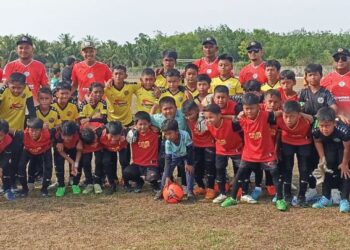 PARA pemain bawah 12 tahun dan 10 tahun serta barisan kejurulatihan Kronos Tranung Soccer Academy (KTSA) bergambar bersama semasa menyertai Kejohanan TFFA Community Cup di Merchang, Marang, Terengganu, baru-baru ini.