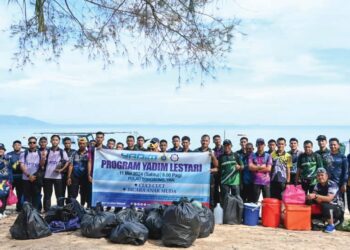 SEBAHAGIAN peserta yang menjayakan Program YADIM Lestari Gotong-Royong Membersih Pulau Songsong 2024 di Yan, Kedah baru-baru ini.