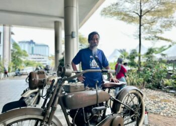 CHUA Jim Kheng bersama motosikal Harley Davidson klasiknya pada Program Konvoi Malaysia International Classic Bike Festival 2024 (MICBF24) di Jalan Tun Perak, Melaka.