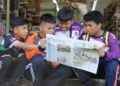 PARA pelajar Sekolah Menengah Kebangsaan Sri Rahmat, Johor Bahru membaca sisipan Utusan Pelajar yang kali pertama diterbitkan, semalam.
