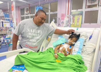 OTHMAN  Zakaria melihat keadaan anaknya Siti Nor Dayana Othman,7, selepas menjalani pembedahan jantung di Hospital USM, Kubang Kerian, Kelantan. - UTUSAN/ROSMIZAN RESDI