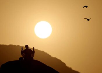 Seorang jemaah Islam berdoa ketika subuh di Gunung Arafat di Arab Saudi, juga dikenali sebagai Jabal al-Rahma atau Gunung Rahmat, semasa kemuncak haji pada 15 Jun 2024. - AFP