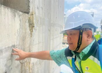 ALEXANDER Nanta Linggi menunjukkan kesan hitam di struktur Lebuhraya Setiawangsa Pantai Expressway (SPE) ketika tinjauannya di Jalan Cheras, Kuala Lumpur, semalam.