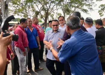 HILMI Abdullah (tengah) bersalaman dengan para petugas kebersihan Jabatan Perkhidmatan Bandar MPKB-BRI di Panji, Kota Bharu, Kelantan. - UTUSAN/ ROSLIZA MOHAMED