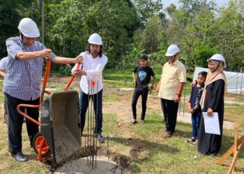 HUSAM Musa (kiri) menyempurnakan majlis letak batu asas pembinaan Rumah Mesra Rakyat (RMR) di Kampung Gong Datuk, Pasir Puteh, Kelantan, hari ini. - UTUSAN/TOREK SULONG