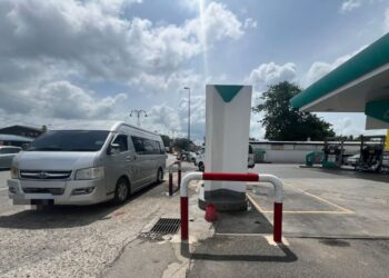 KENDERAAN dari Thailand tidak banyak kelihatan mengisi diesel di sekitar Padang Besar.- UTUSAN/ASYRAF MUHAMMAD.