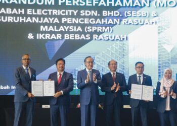 AZAM Baki (dua dari kiri) bersama tetamu kenamaan selepas majlis menandatangani Memorandum Persefahaman antara SPRM dan SESB di Kota Kinabalu, Sabah, semalam.