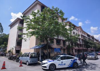 KAWASAN sekitar Blok R, Apartment Idaman,Damansara Damai, Selangor dikawal ketat anggota polis. - UTUSAN/M FIRDAUS M JOHARI