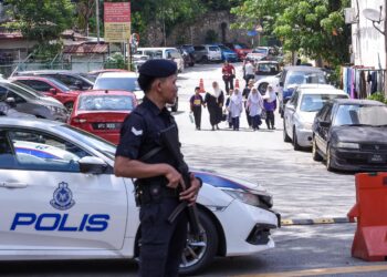 Polis melakukan kawalan ketat pergerakan keluar dan masuk sekitar  Blok R Apartment Idaman Damansara Damai, Selangor, selepas ibu kepada Zayn Rayyan dibawa ke kediaman tersebut, hari ini.  - UTUSAN/M FIRDAUS M JOHARI