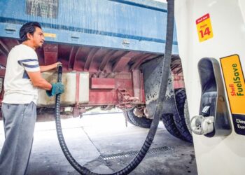 Kerajaan telah memberi kad fleet Sistem Kawalan Diesel Bersubsidi (SKDS) 2.0 kepada sektor logistik agar mereka terus dapat membeli diesel pada harga RM2.15 seliter.
