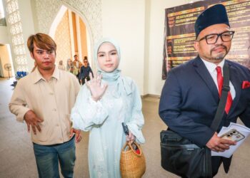 BELLA Astillah tiba bagi menghadiri prosiding penceraian dengan Aliff Aziz di Mahkamah Rendah Syariah Wilayah Persekutuan, semalam. 
– UTUSAN/MUHAMAD IQBAL ROSLI