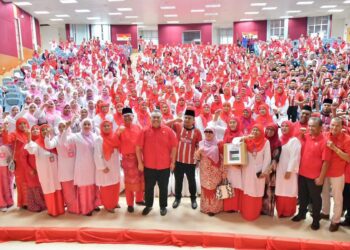 ROZABIL Abd. Rahman dan Shamsul Anuar Nasarah bersama sayap-sayap parti pada 
Mesyuarat Perwakilan Pergerakan Wanita, Pemuda dan Puteri UMNO Bahagian Arau di Universiti Malaysia Perlis (Unimap), Arau, Perlis hari ini.-UTUSAN/ASYRAF MUHAMMAD