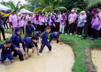 Isteri Perdana Menteri, Datuk Seri Dr Wan Azizah Wan Ismail melihat kanak-kanak yang menyertai aktiviti menangkap ikan belut pada Putrajaya Park's Day 2024 (PPD 2024) di Taman Warisan Pertanian, Putrajaya di sini, hari ini.