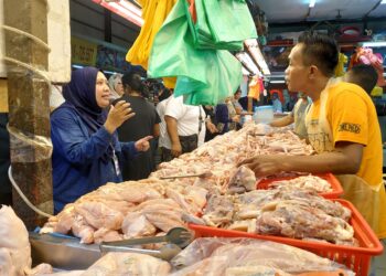 LILIS Saslinda Pornomo (kiri) bertanyakan kepada seorang peniaga ayam berhubung bekalan dan harga barangan semasa mengetuai pemeriksaan dibuat KPDN JOHOR di pasar raya KipMall Tampoi, Johor Bahru, hari ini.