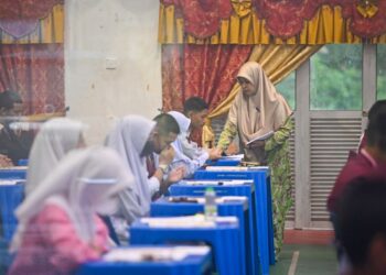 PELAJAR yang tidak menduduki  Sijil Pelajaran Malaysia (SPM) 2023 wajar diberikan peluang yang adil untuk menunjukkan kebolehan akademik melalui cara alternatif.  – UTUSAN/PUQTRA HAIRRY