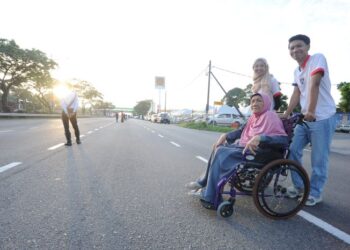 RAJIN-RAJINLAH beri pengaringatan kepada  ibu bapa yang berusia emas untuk sentiasa berwaspada apabila menerima panggilan telefon dari mereka yang tidak dikenali. – UTUSAN/RAJA JAAFAR ALI