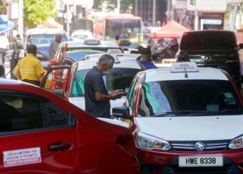 INDUSTRI teksi dibimbangi semakin tenat jika tiada usaha dilakukan bagi menangani masalah dihadapi pemandu kenderaan itu.