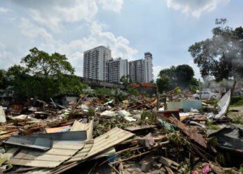 KEAADAN kawasan setinggan di Kampung Sri Makmur  Gombak, Selangor yang dirobohkan, baru-baru ini.  – UTUSAN/SYAKIR RADIN