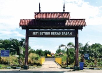 LALUAN masuk ke kawasan Beting Beras Basah di Bagan Datuk, Perak, yang perlu diperindah untuk menarik kehadiran lebih ramai pelancong. - UTUSAN/AIN SAFRE BIDIN