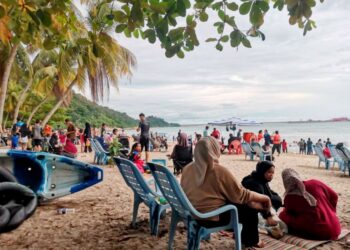 SUASANA pengunjung yang beriadah di Pantai Teluk Batik, Lumut, Perak sempena cuti sambutan Hari Raya Aidiladha, kelmarin. – UTUSAN/AIN SAFRE BIDIN