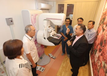 HON Choon Kim (dua dari kiri) dan Henderic Koo (tiga dari kanan) pada Majlis Perasmian Unit Mesin Mamografi Teknologi 3D di Hospital Pakar CMH, Seremban hari ini