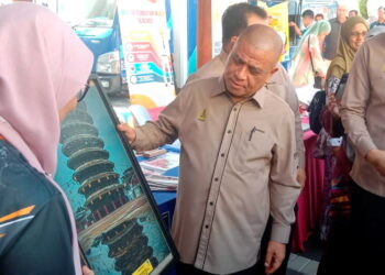 SAARANI Mohamad melawat pameran pada Pembentangan Laporan Kemajuan Tahun Kedua Perak Sejahtera 2030 di Dewan Merdeka, Seri Manjung, semalam. – UTUSAN/SHAMSUL KAMAL AMARUDIN