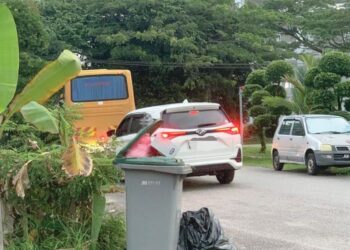 SEBUAH bas sekolah dilihat melalui Lorong Megah 18 di Taman Megah, Pontian, Johor yang menimbulkan perasaan tidak puas hati penduduk setempat.