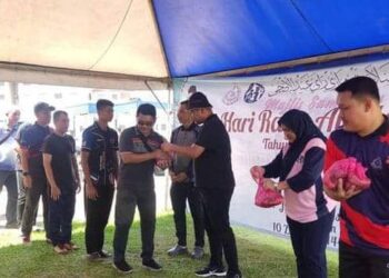 ANGGOTA polis dari Ibu pejabat Polis Daerah Segamat mengagihkan daging korban kepada golongan asnaf di sekitar Segamat, Johor.