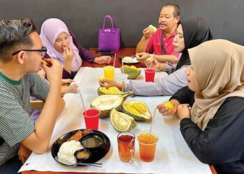 PEMINAT durian tidak melepaskan peluang untuk menikmati raja buah di Restoran Tong Kayu Cafe di Bayan Lepas, Pulau Pinang.