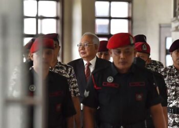 NAJIB Tun Razak hadir di Mahkamah Tiinggi Kuala Lumpur diiringi pegawai penjara bagi perbicaraan kes saman AS$1.8 bilion yang difailkan SRC International.  - UTUSAN/SYAKIR RADIN