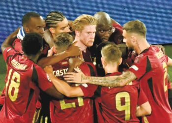 KEVIN De Bruyne (tengah) diraikan oleh rakans epasukan selepas beliau menjaringkan gol kedua untuk Belgium dalam kemenangan 2-0 ke atas Romania, semalam- AFP