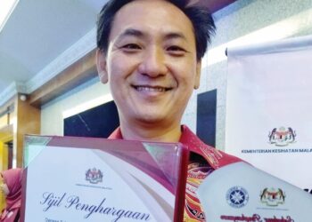 ONG Wah Pu menunjukkan sijil penghargaan diterimanya dalam Majlis Apresiasi Sambutan Hari Penderma Darah Sedunia Peringkat Kebangsaan 2024 di Ipoh, Perak, semalam.