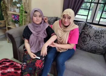 NORZILAH Abu Bakar menunjukan tangan anaknya, Nursyifa Athirah yang menghidap penyakit kulit di rumah mereka di Kampung Jeram Batu, Pekan Nanas, Pontian.