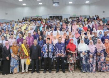 TETAMU kenamaan bersama jawatankuasa dan pelajar yang diraikan dalam Majlis Apresiasi Kecemerlangan Murid Sekolah Menengah Kebangsaan (SMK) Pekan Baru di Pulau Pinang, Jumaat lalu.