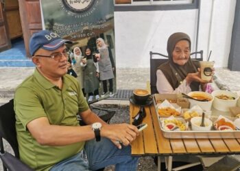 NORDIN Abdul Malek dan Saerah Abdul Majid ketika ditemui di Kampung Teluk Sareh, Kampung Gajah, Pasir Salak, Perak, baru-baru ini. - UTUSAN/AIN SAFRE BIDIN