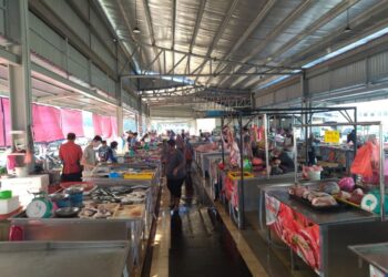 PASAR Tani Kekal Kuala Kangsar didakwa kurang pelanggan berbanding pasar lama yang terletak di tengah bandar Kuala Kangsar, Perak. - UTUSAN/FADZIL ZAINOL