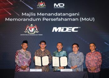 TIMBALAN Ketua Setiausaha (dasar) KPT, Datuk Megat Sany Megat Ahmad Supian (dua kiri) dan Ketua Pegawai Eksekutif MDEC, Mahadhir Aziz (tengah) bertukar dokumen dokumen ketika Majlis Menandatangani Memorandum Persefahaman (MoU) KPT dan Perbadanan Ekonomi Digital Malaysia (MDEC) sambil disaksikan Ketua Setiausaha Kementerian Digital, Fabian Bogar (dua kanan) dan Ketua Setiausaha KPT, Datuk Seri Zaini Ujang (kiri). - UTUSAN/SADDAM YUSOFF