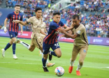 ARIF Aiman Hanapi mengawal bola ketika berdepan Sri Pahang FC dalam saingan liga Super di Stadiul Sultam Ibrahim, kelmarin.- GAMBAR- RAJA JAAFAR ALI