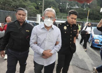 ADIB AZHARI Daud (tengah) dibawa ke Mahkamah Sesyen Johor Bahru semalam untuk pertuduhan  menerima rasuah RM1.55 juta.