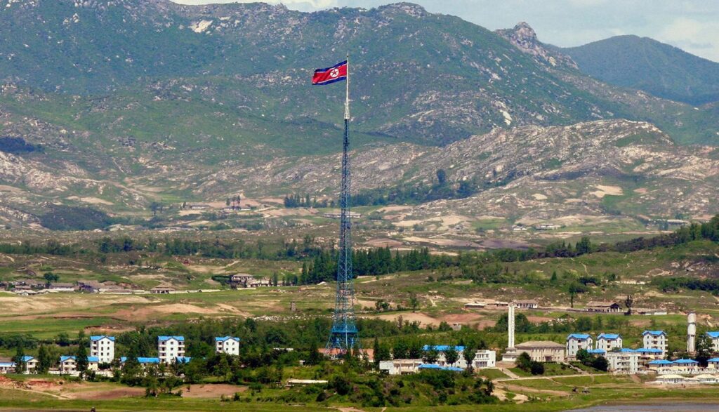 Korea Utara bina jalan, tembok dalam zon bebas tentera
