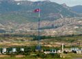 BENDERA Korea Utara dilihat di perkampungan propaganda Gijungdong.- AFP