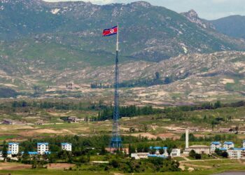 BENDERA Korea Utara dilihat di perkampungan propaganda Gijungdong.- AFP