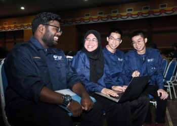 APABILA memikirkan pendidikan tinggi, pelajar perlu memutuskan sama ada ingin menghadiri universiti di Malaysia, sama ada kerajaan atau swasta, kampus cawangan asing, atau melanjutkan pengajian di luar negara. - UTUSAN