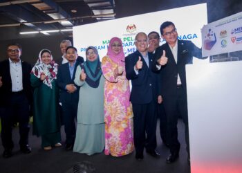 AKMAL Nasrullah  Mohd. Nasir melancarkan program Kesedaran dan Peka Tenaga di Green Guardian Centre, Pusat Sains Negara hari ini. - UTUSAN/M Firdaus M Johari