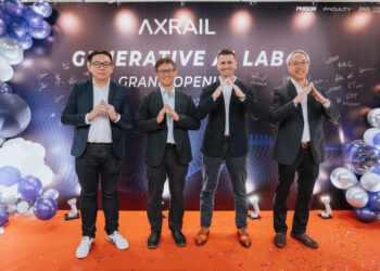 Ketua Pegawai Eksekutif Axrail, Kelvin Kok bersama Ketua Pegawai Eksekutif Phison Electronics, Datuk Pua Khein Seng, Pengurus Negara AWS Malaysia, Peter Murray dan Pengarah Eksekutif QL Resources Berhad, Chia Lik Khai membuat tanda simbolik A untuk Axrail pada pembukaan Makmal Gen AI di Kuala Lumpur.